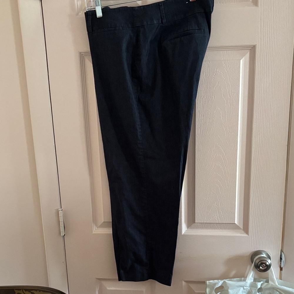 Ann Taylor women’s dark navy capri pant